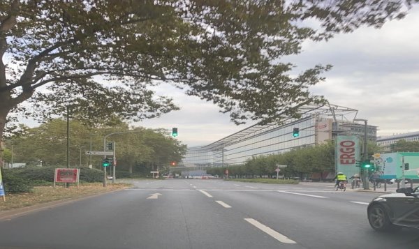  Kuzey Ren-Vestfalya eyaletinin başkenti, Ren Nehri kıyısındaki moda ve fuar kenti : DÜSSELDORF